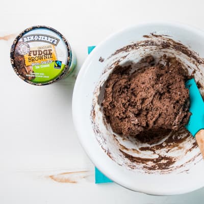 Étape 1: - Melted non dairy combined with flour in a bowl