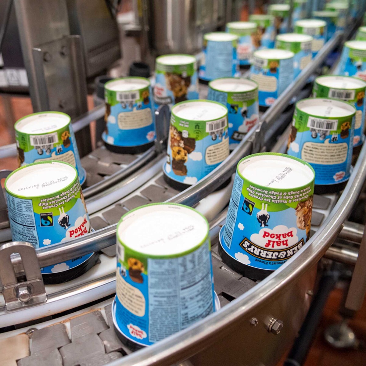 Des pots de crème glacée Ben & Jerry’s dans une usine