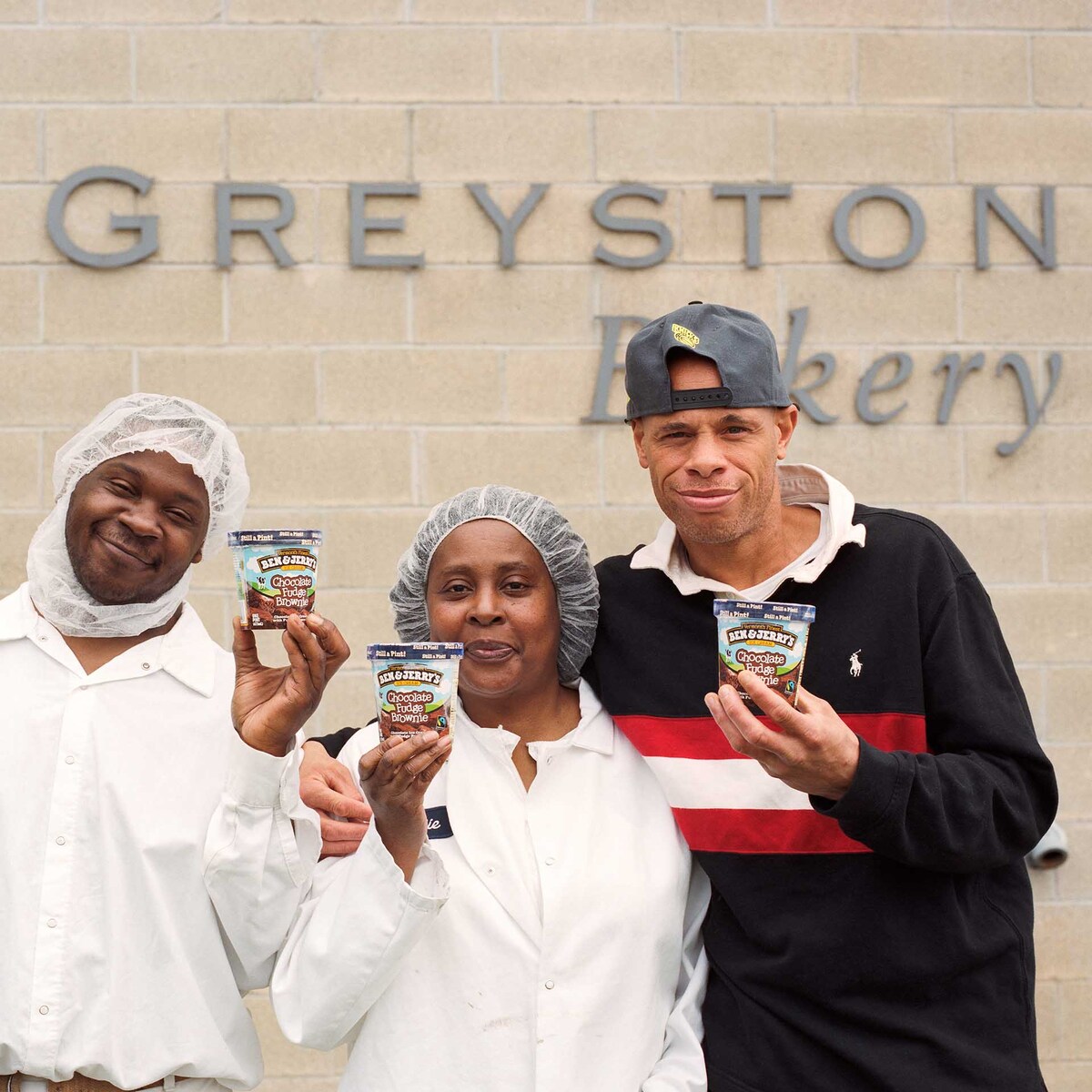 Des employés de Greyston Bakery tenant des pots de crème glacée Ben & Jerry’s